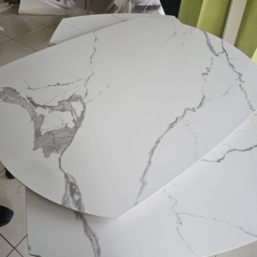 Montaggio del tavolo Marca Design Shop SKU 1919: dettaglio delle prolunghe poggiate sul piano principale