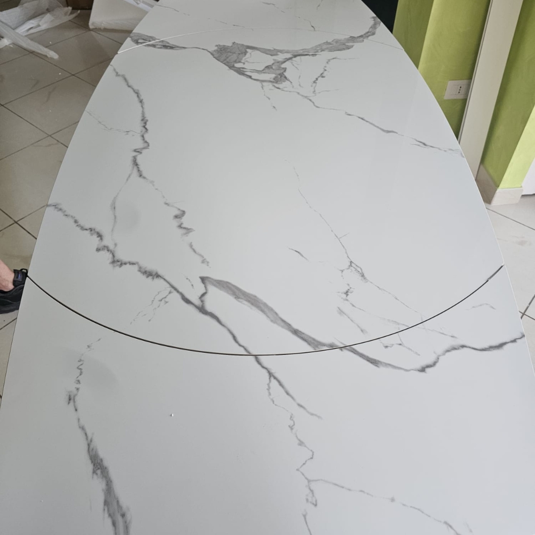 Tavolo allungabile Marca Design Shop SKU 1919 aperto: si nota la giuntura centrale curva