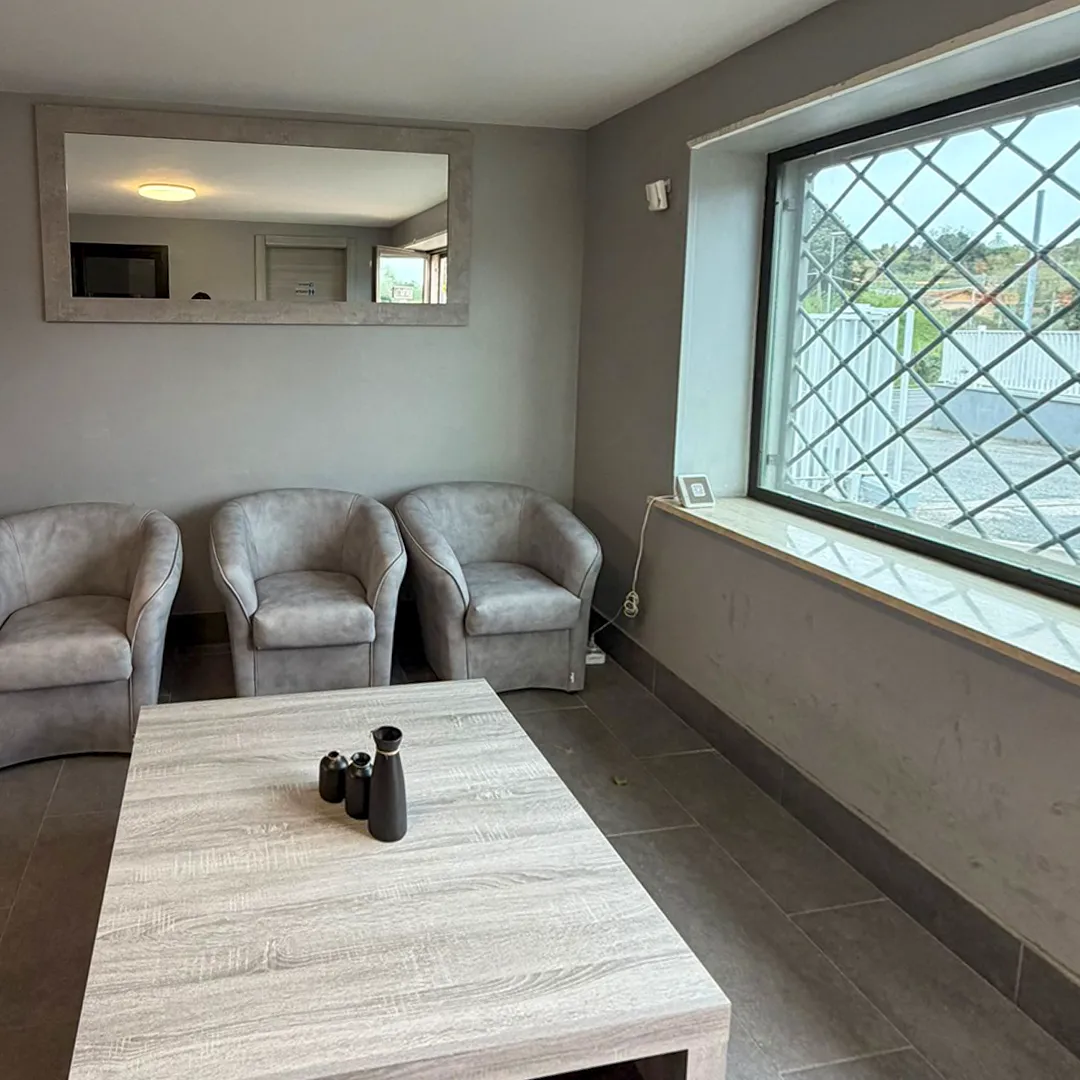 Specchiera rettangolare moderna con cornice grigia effetto legno