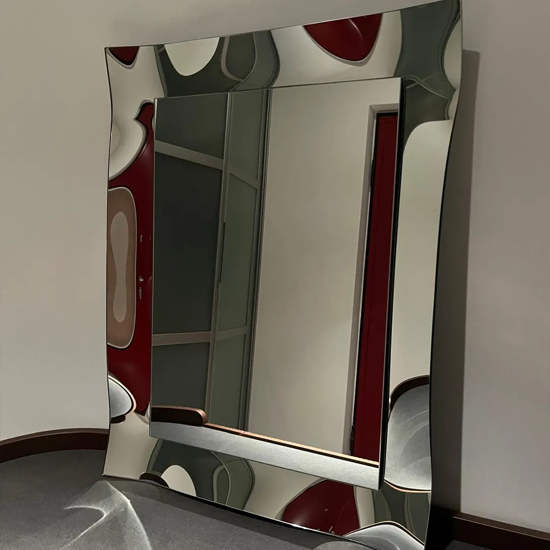 Dettaglio specchiera con cornice a onde effetto specchio lucido stile moderno.