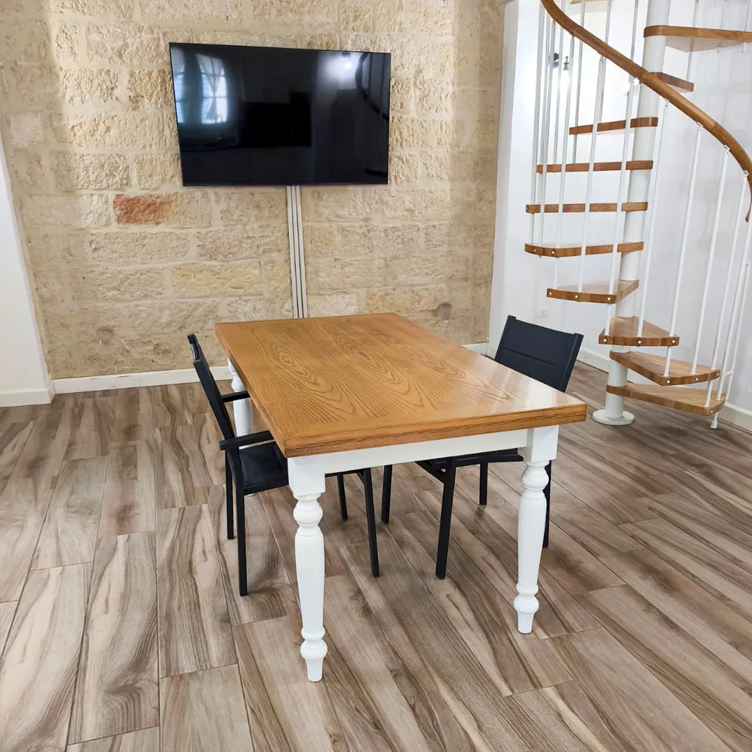 Tavolo allungabile in legno con gambe tornite bianche e piano finitura naturale stile classico