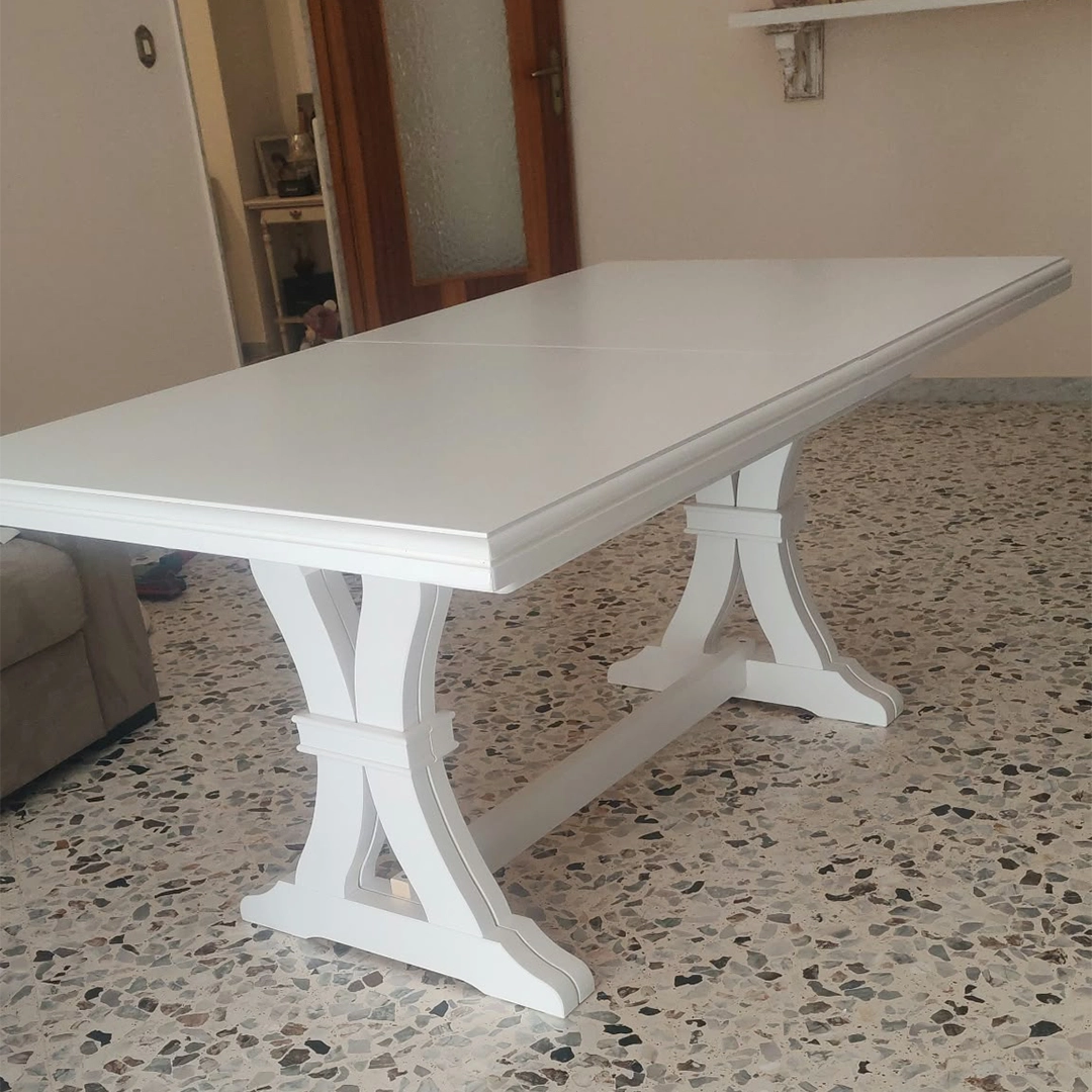 Tavolo classico bianco stile arte povera con particolari gambe a cavalletto SKU 741