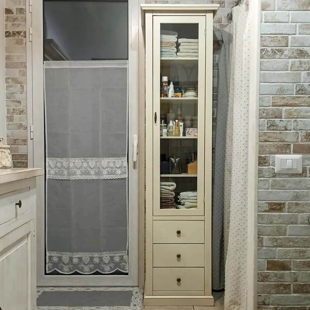 Vetrina arte povera bianca in un bagno