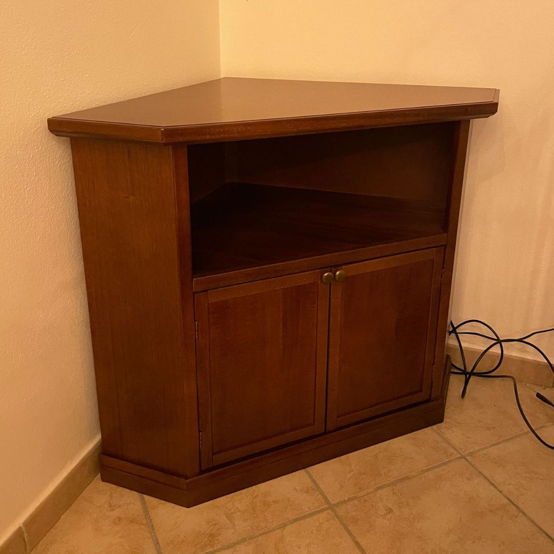Mobile TV angolare salvaspazio in legno di noce, design tradizionale ed elegante.