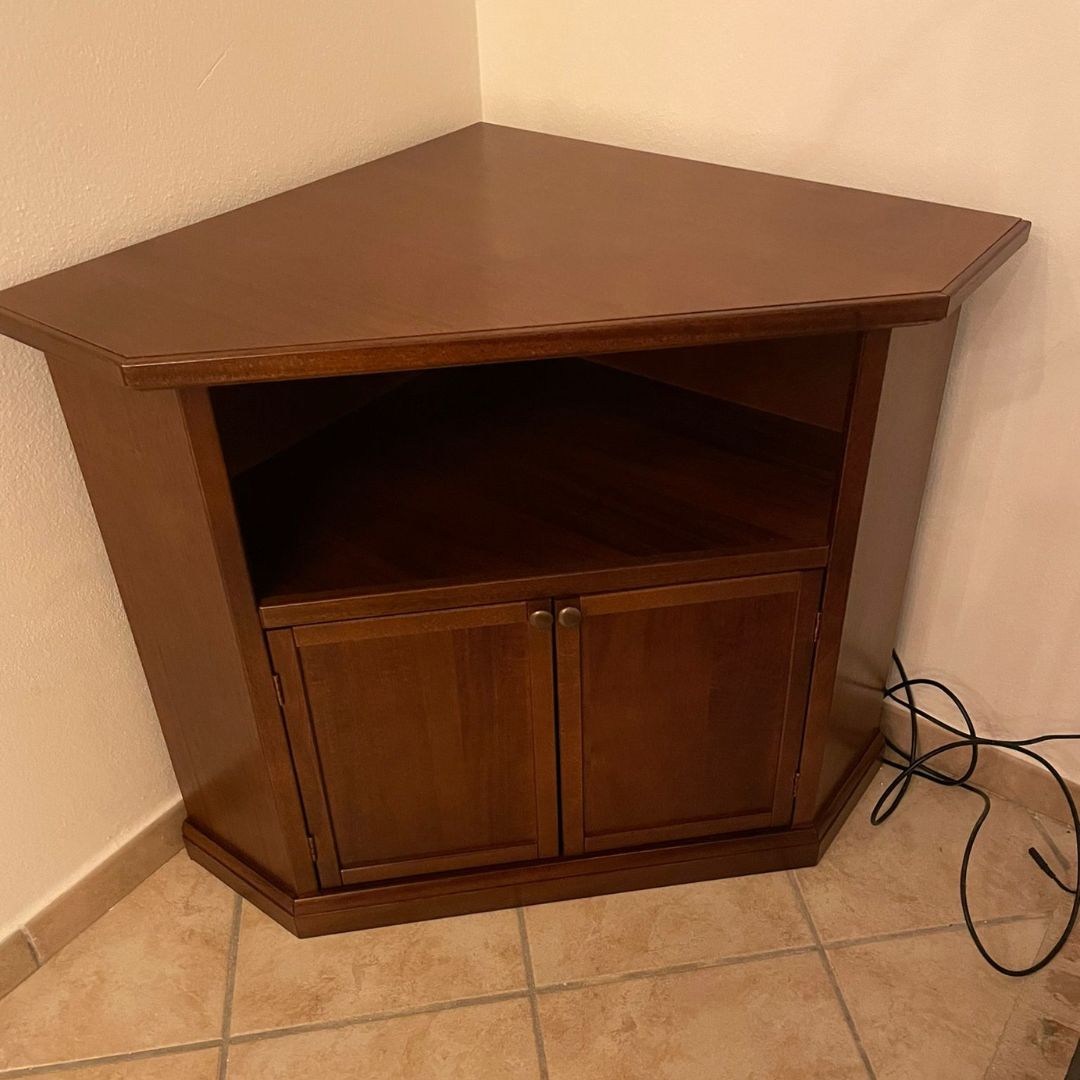 Mobiletto angolare porta TV in legno di noce massello, finitura classica.