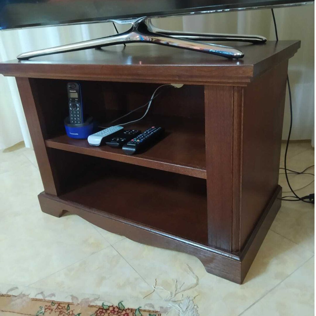 Mobiletto porta TV in legno colore noce con ripiano a giorno per dispositivi multimediali.Mobiletto porta TV in legno colore noce con ripiano a giorno per dispositivi multimediali.