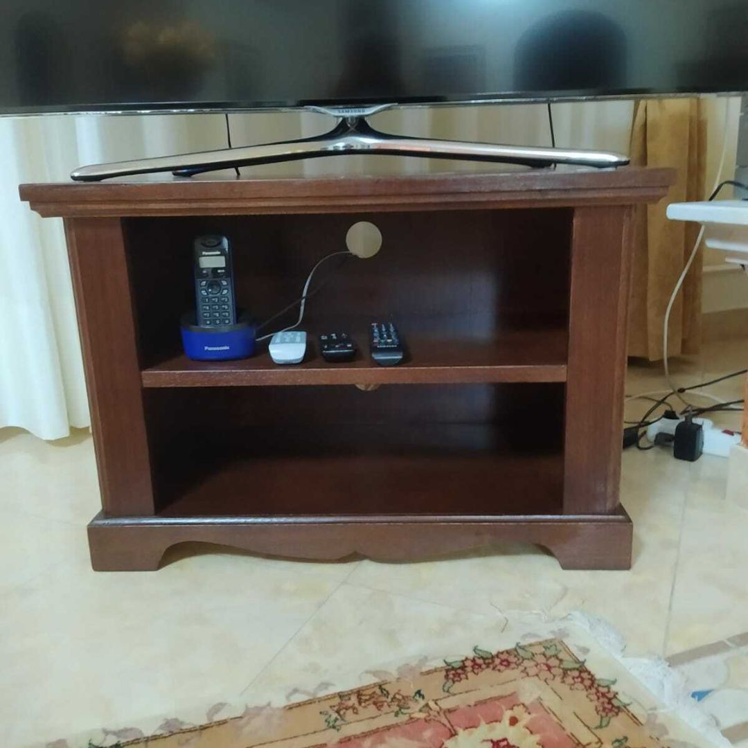 Mobile porta TV in stile classico con vano a giorno e foro passacavi sul retro.