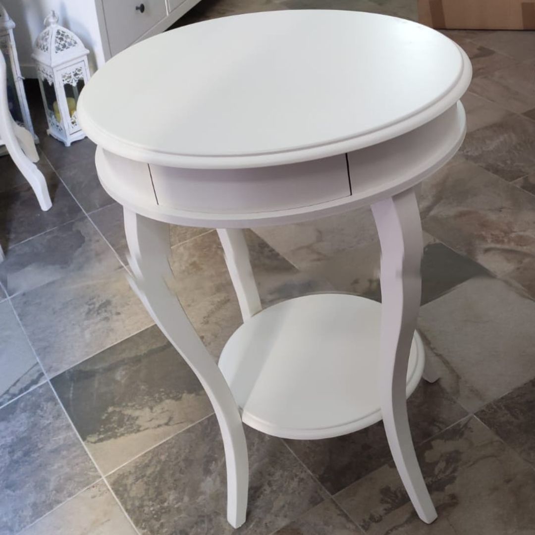 Mobile porta telefono compatto in legno, ideale per piccoli spazi in casa.