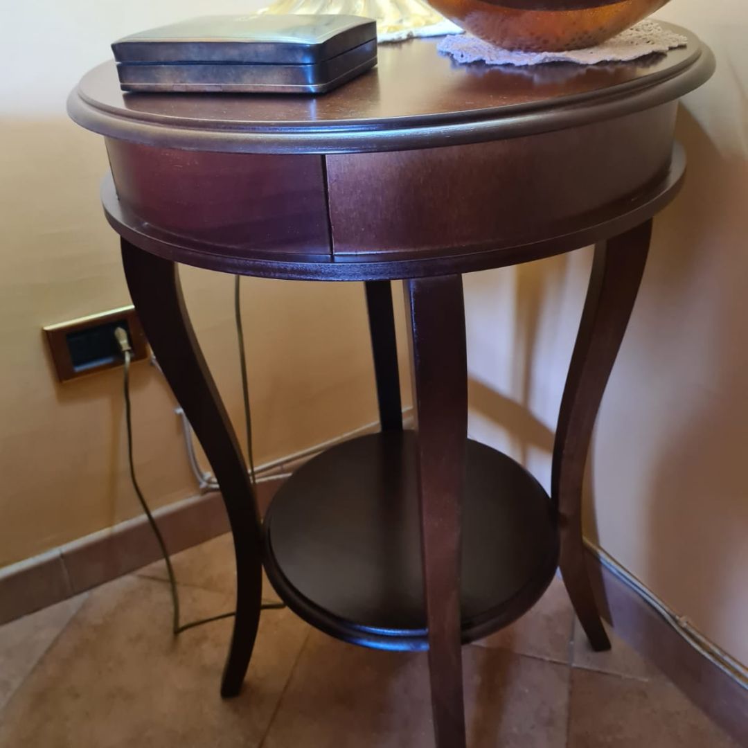 Elegante mobiletto porta telefono in legno con cassetto e vano a giorno.