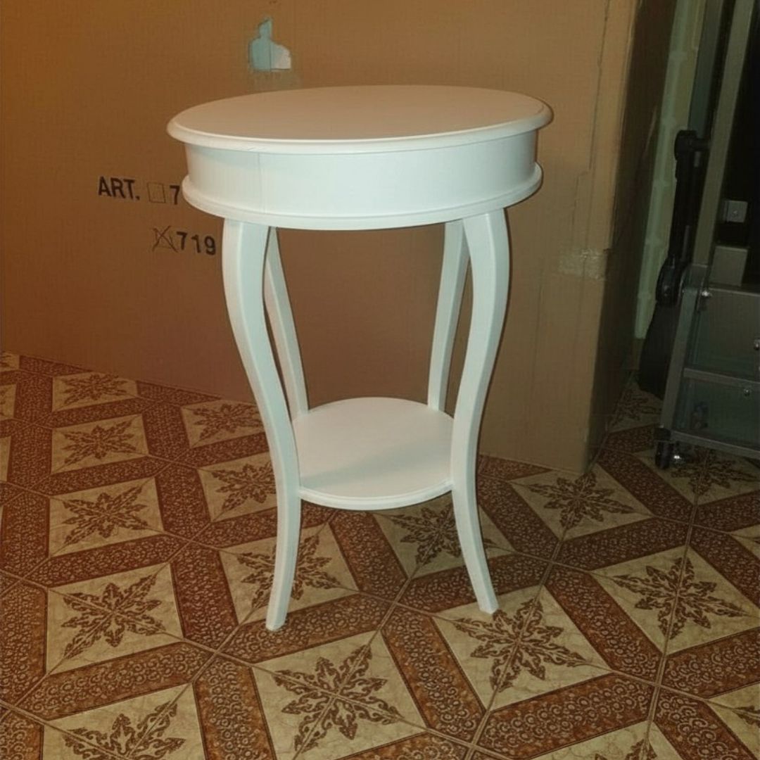 Dettaglio del cassetto e delle rifiniture di un mobiletto porta telefono classico.