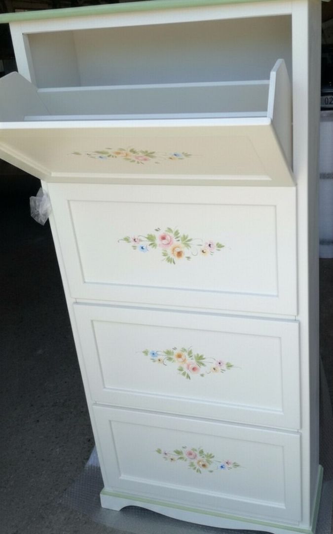 Scarpiera a 4 ante bianca stile Arte Povera con decorazioni floreali aperta
