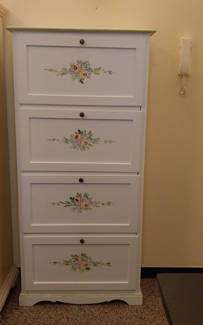 Elegante scarpiera 4 ante in legno bianco con dipinti floreali
