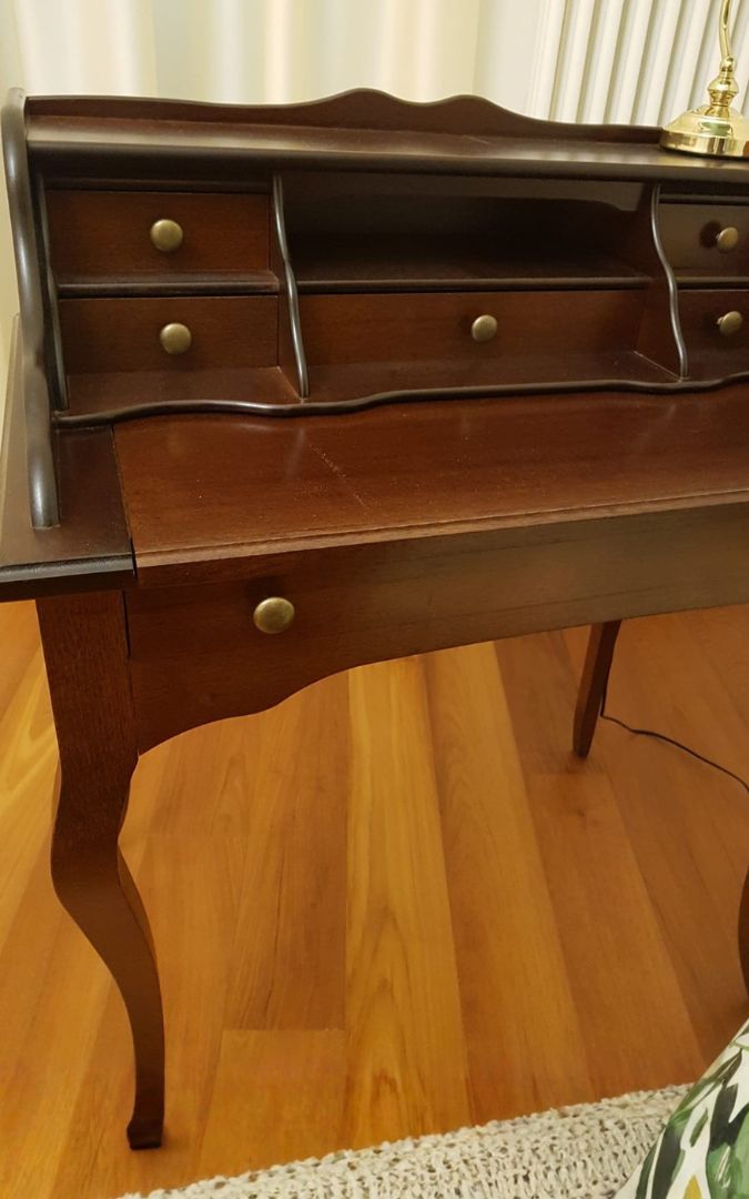 Scrittoio artigianale in legno con piano d'appoggio e cassettiera a 7 scomparti.