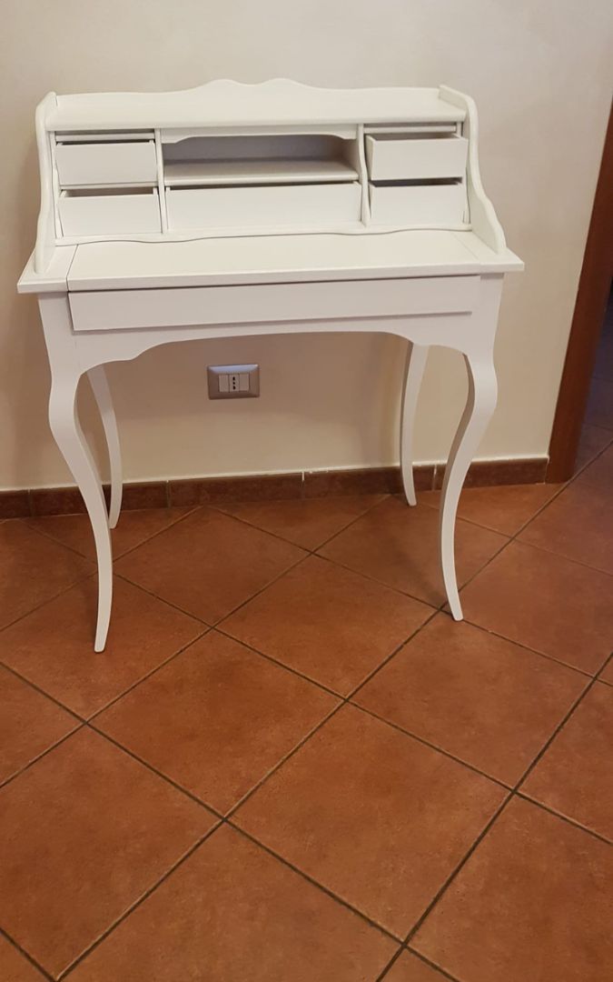 Dettaglio scrittoio in legno con 7 cassetti, finitura noce e design tradizionale.