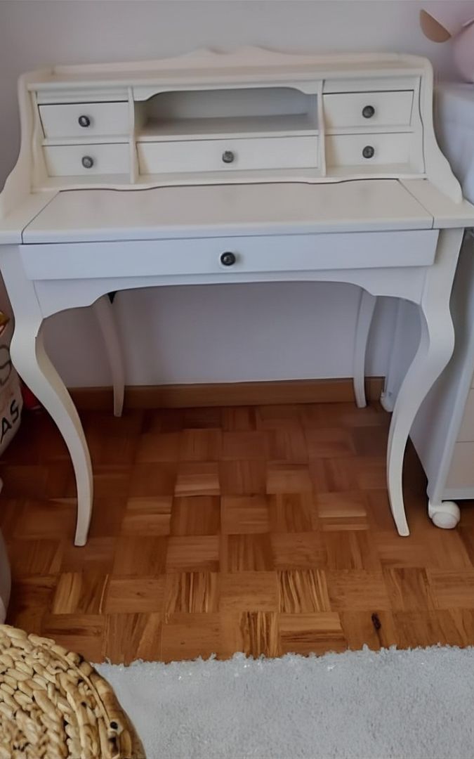 Scrittoio classico con 7 cassetti in legno noce, unisce estetica e funzionalità.
