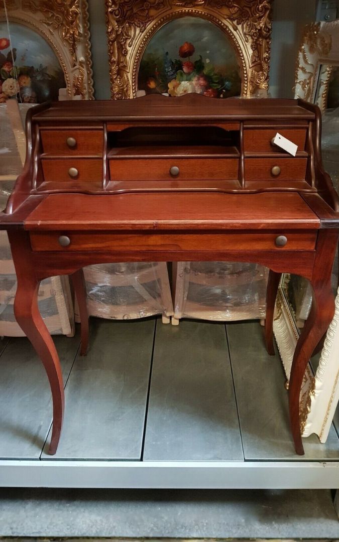 Scrittoio in legno con 7 cassetti, dettaglio della venatura e finitura classica.