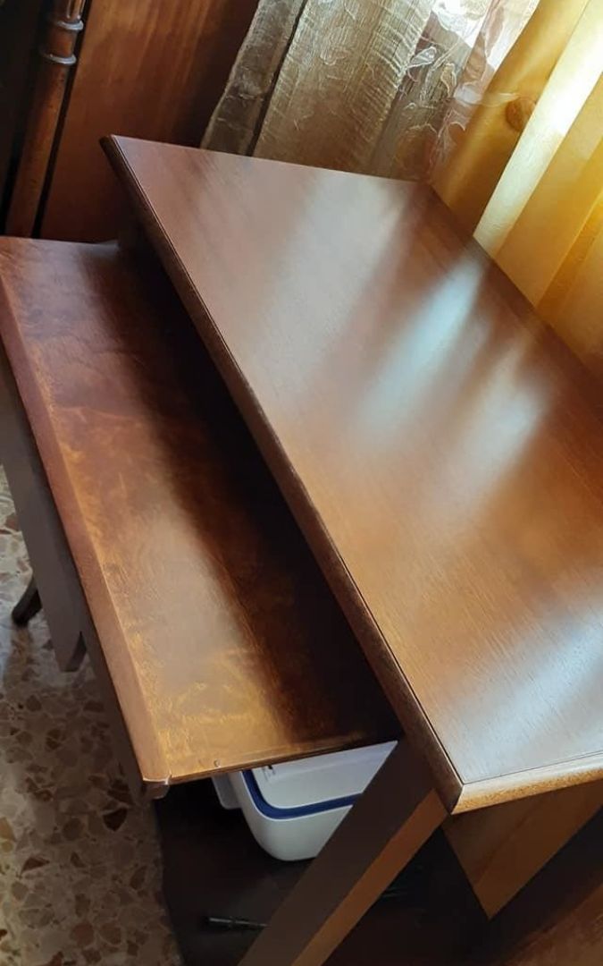 Scrittoio elegante in legno con vano estraibile per salotto