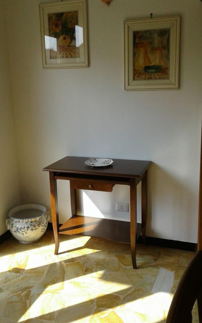 Scrittoio con vano estraibile e accessori, vista d'insieme