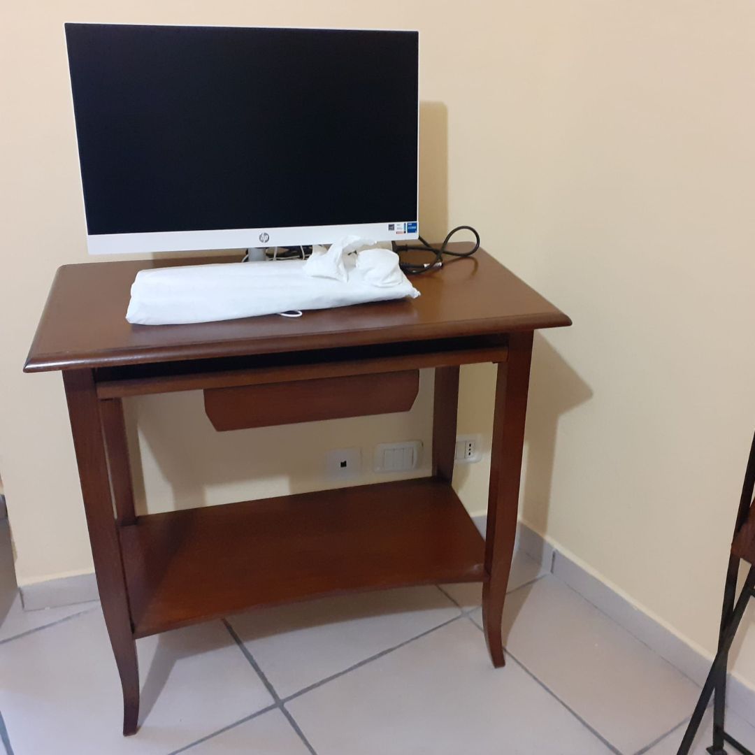 Scrittoio con vano estraibile finitura noce stile classico