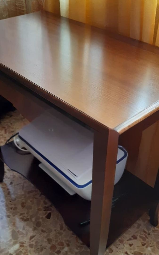 Vista laterale scrittoio in legno con vano e cassetto