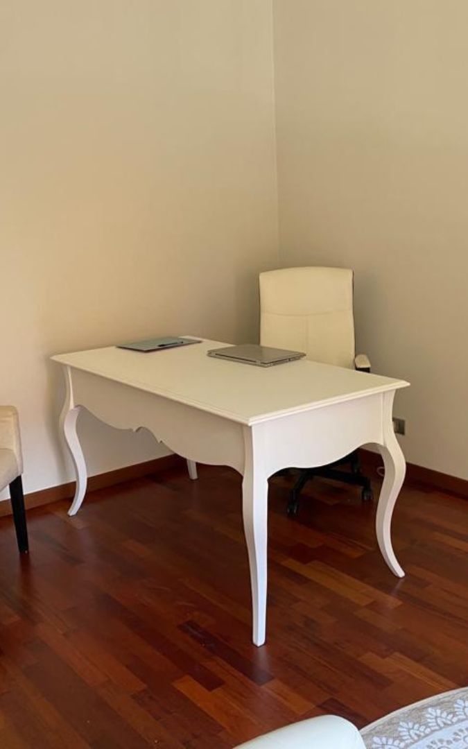 Scrivania in legno bianco opaco stile classico