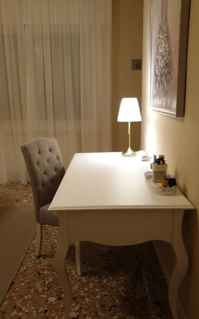 Dettaglio cassetto e pomello scrivania in legno bianco