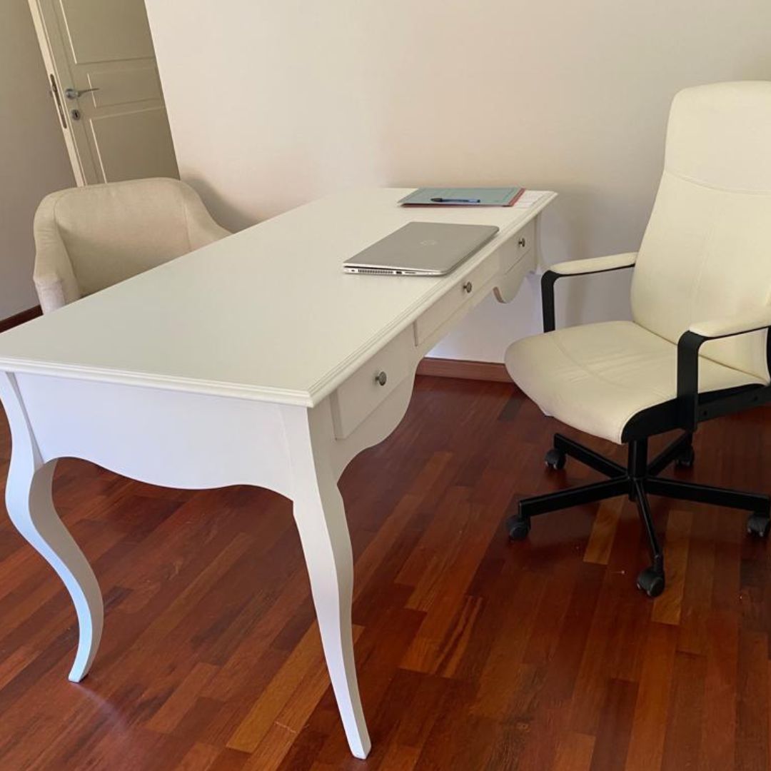 Postazione studio con scrivania bianca e sedia in legno