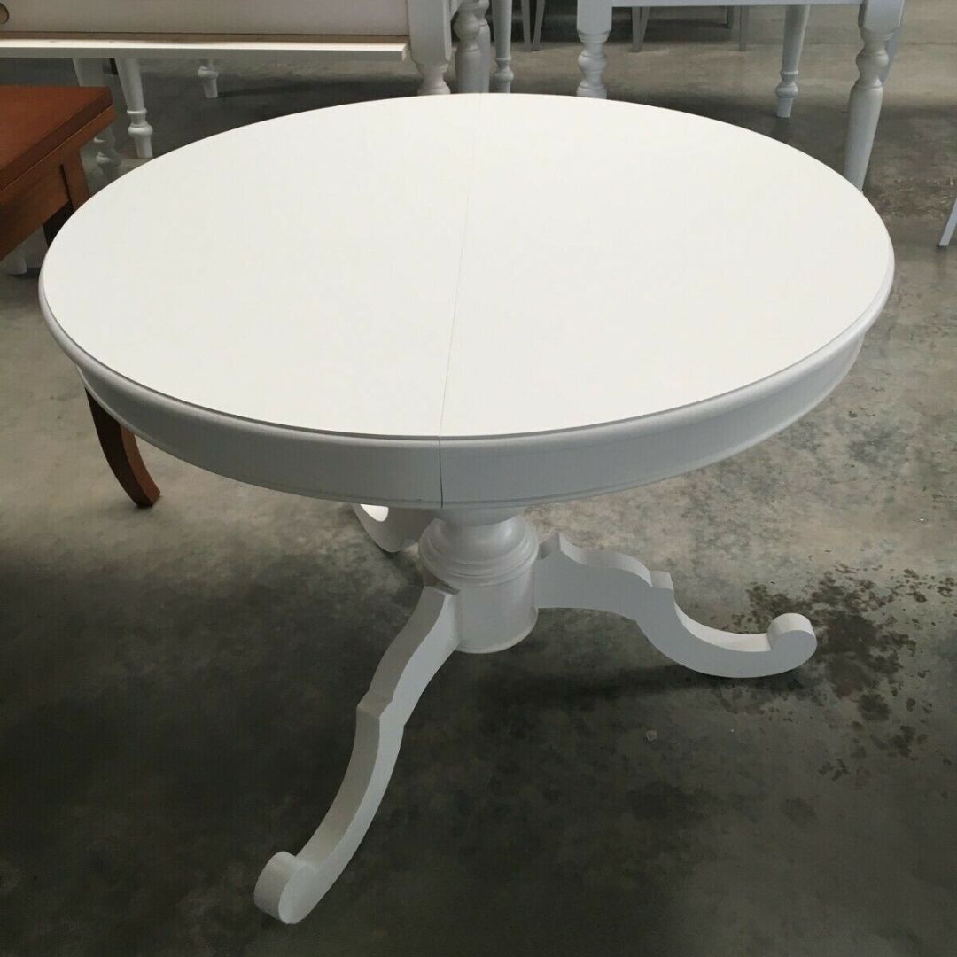 Vista angolare tavolo rotondo in legno, design curato Arte Povera