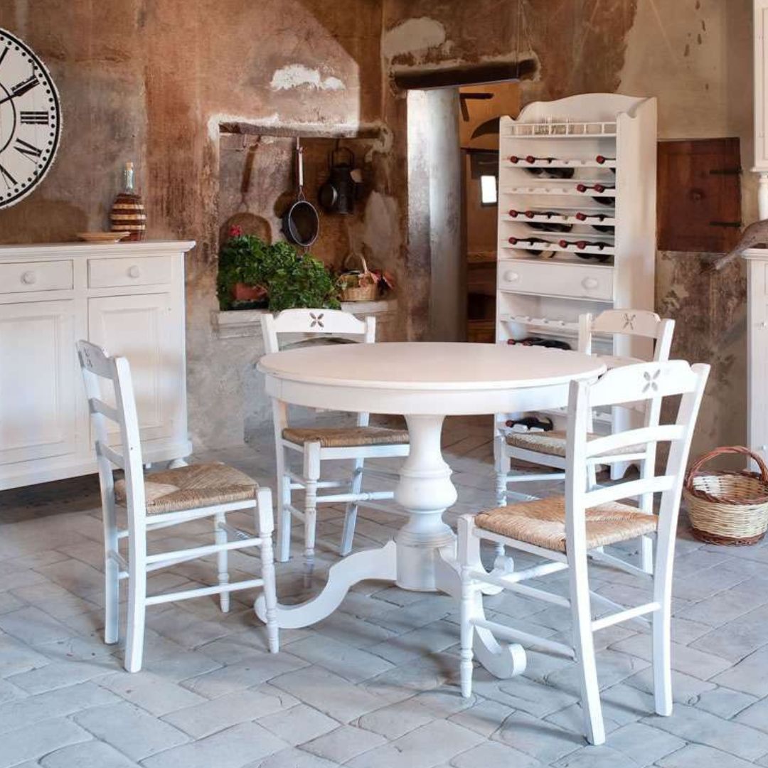 Ambiente sala da pranzo con tavolo rotondo allungabile in legno