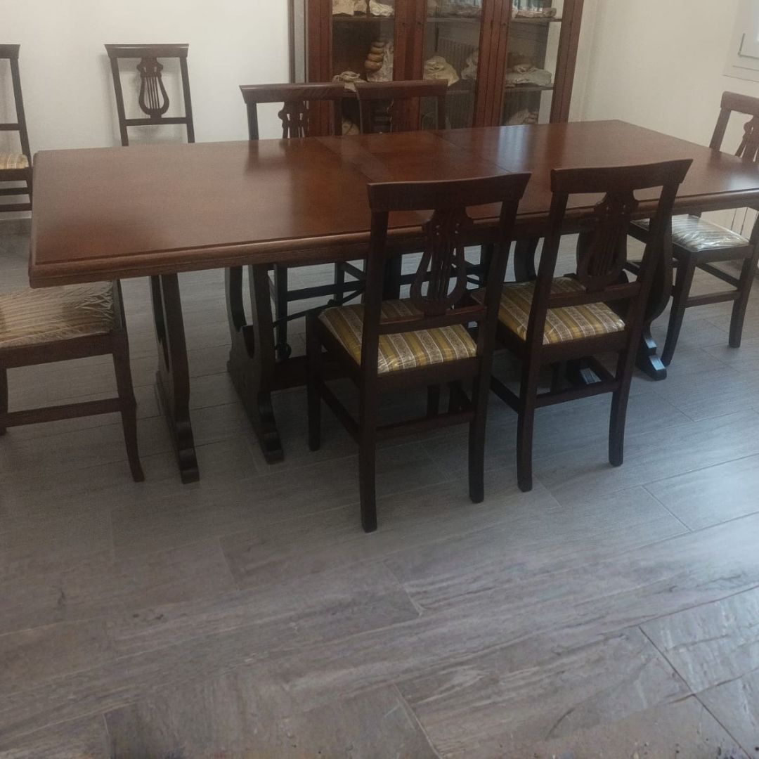 Tavolo da pranzo in stile arte povera con 4 allunghe, design classico in legno.