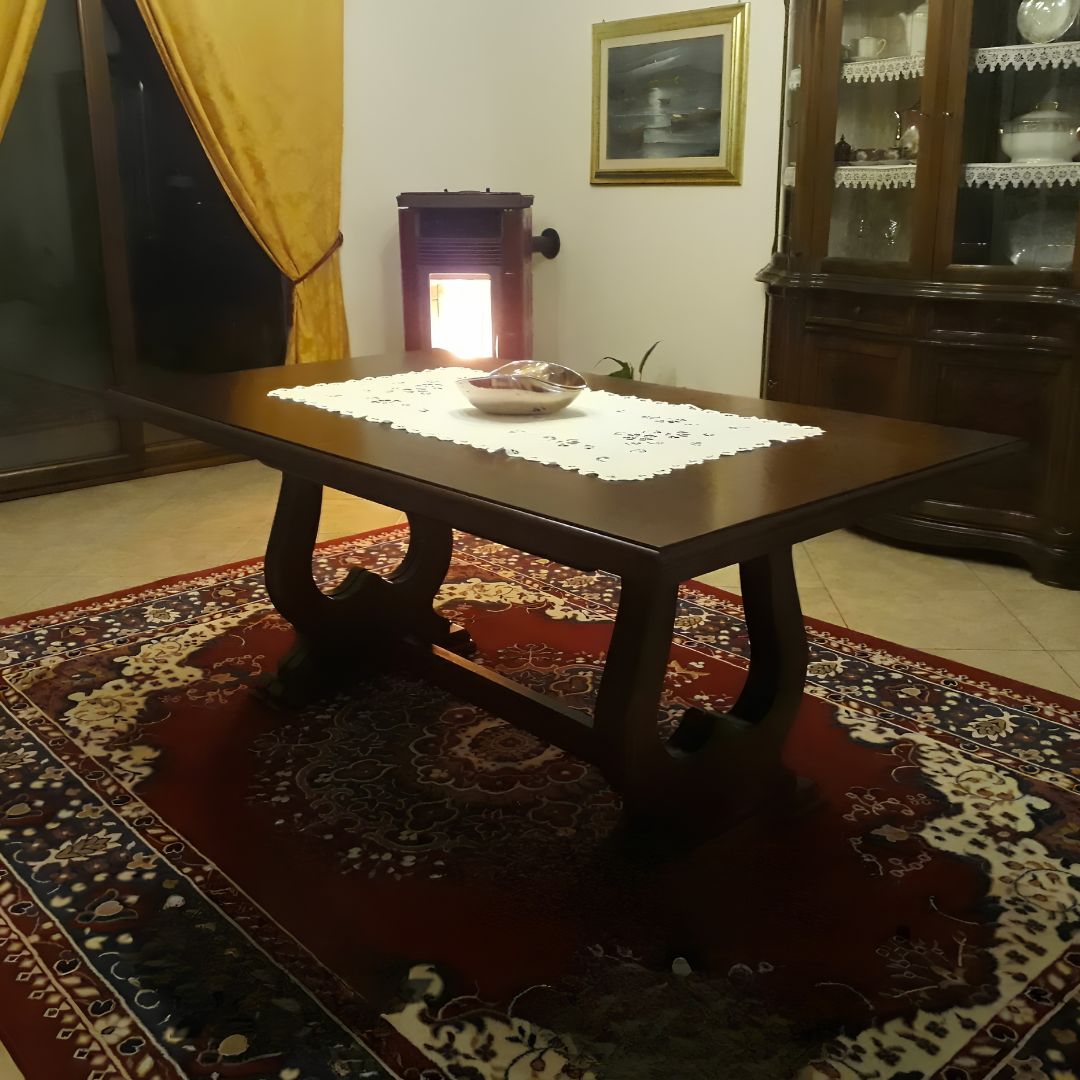 Tavolo in legno arte povera completamente aperto con 4 allunghe montate.