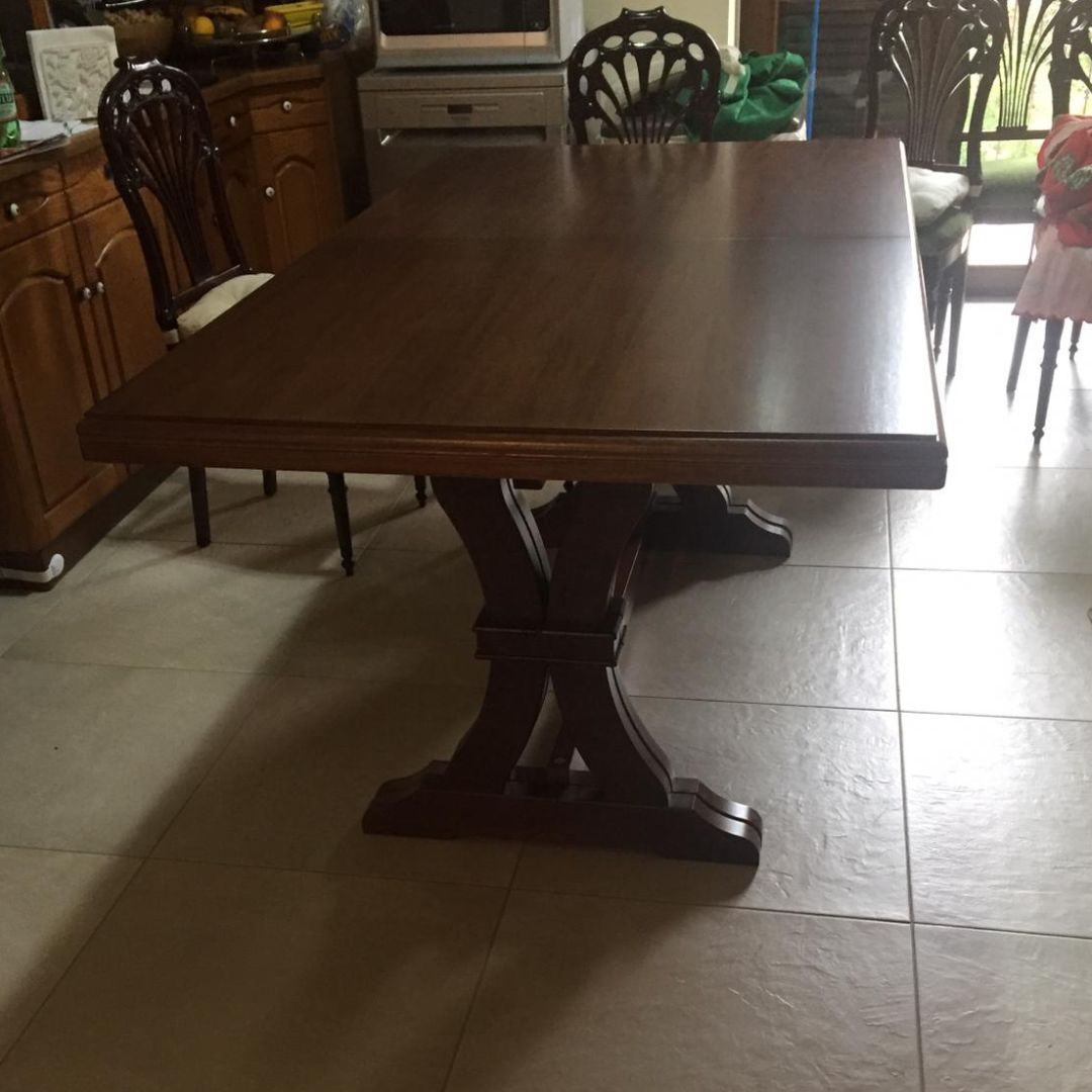 Tavolo rettangolare classico in legno color noce, design solido e tradizionale
