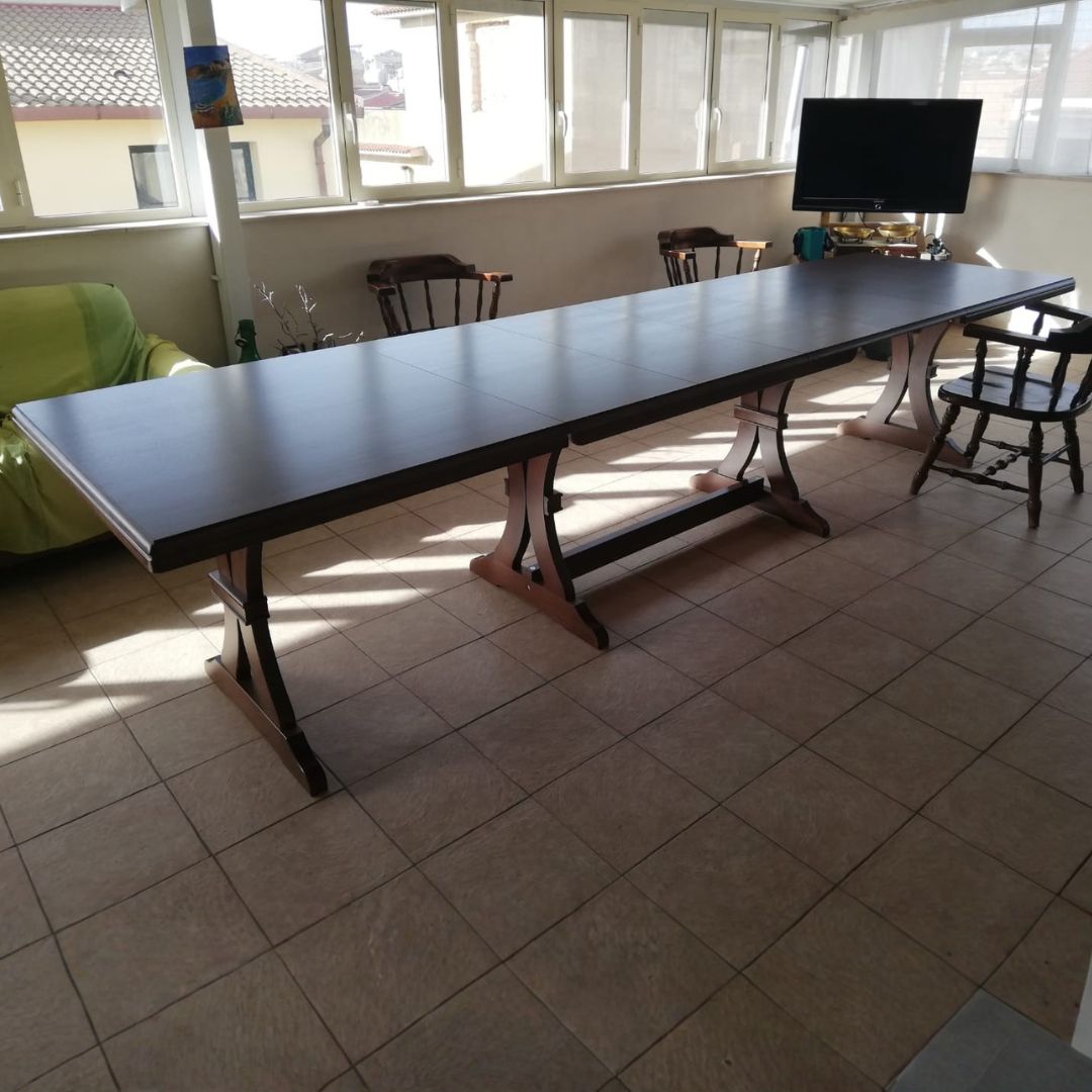 Tavolo da pranzo in legno noce, design robusto e finiture curate