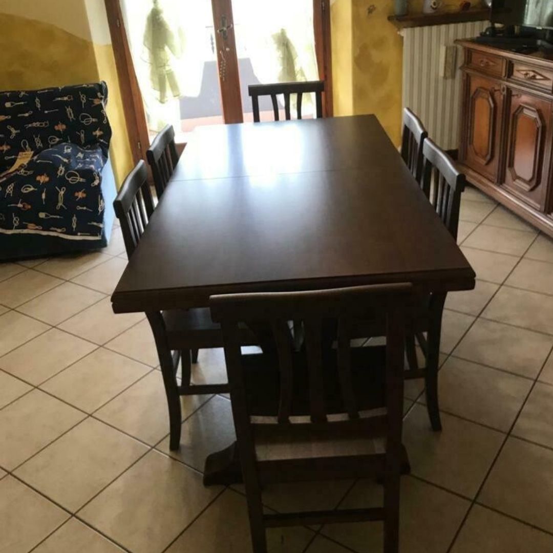 Tavolo rettangolare classico color noce, perfetto per ambienti eleganti