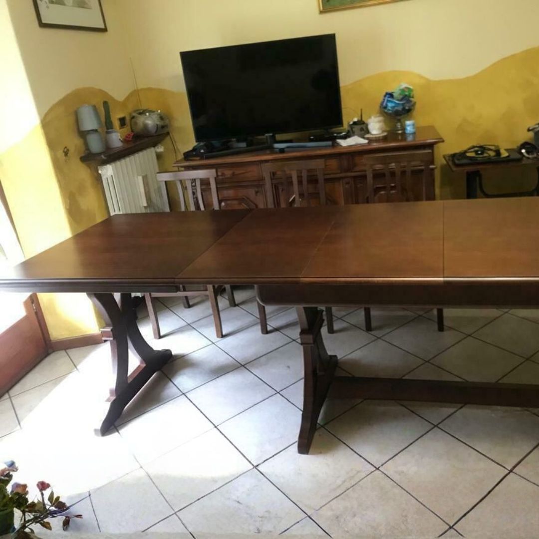 Dettaglio gambe tornite e struttura tavolo in legno noce Arte Povera