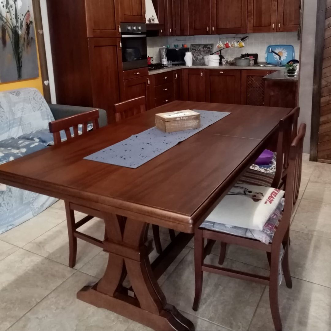 Dettaglio del piano in legno noce di tavolo rettangolare da pranzo
