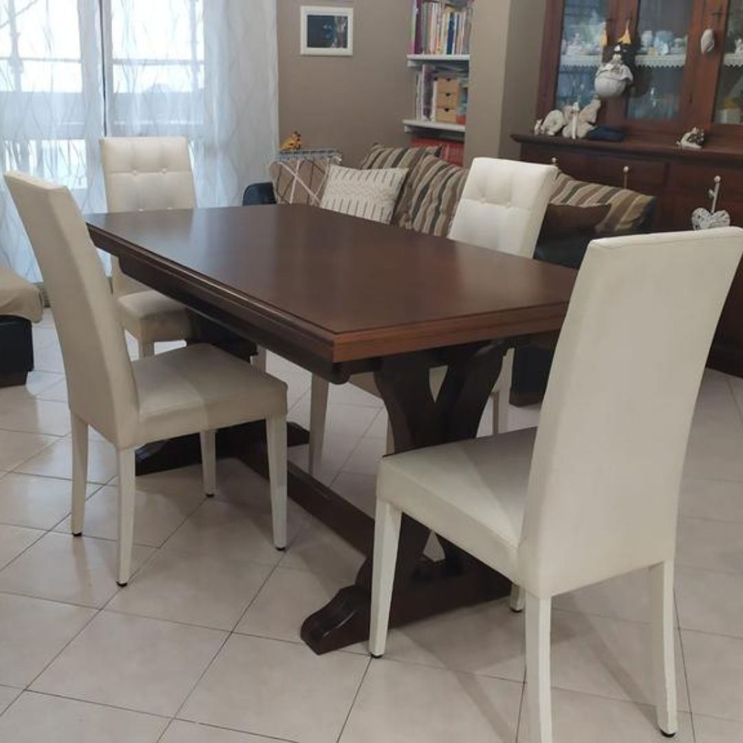 Tavolo in legno noce con finiture artigianali, ideale per sala da pranzo classica
