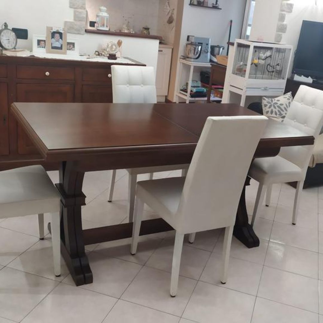 Tavolo in legno noce inserito in un ambiente classico, design intramontabile