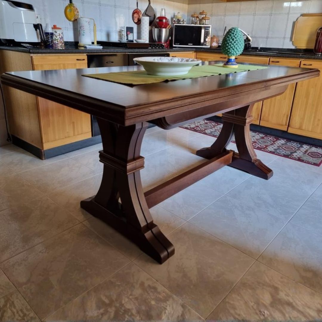 Tavolo rettangolare in legno noce pronto per la sala da pranzo