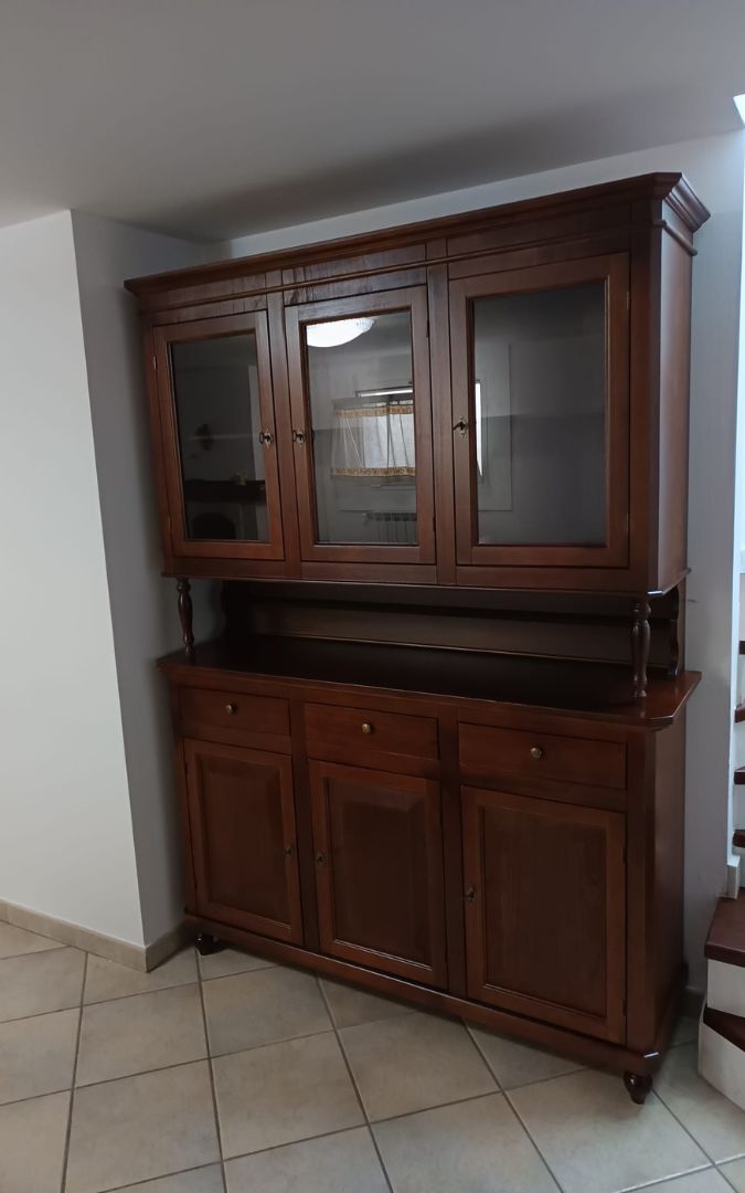 Mobile vetrina 3 porte noce scuro stile arte povera, vista laterale