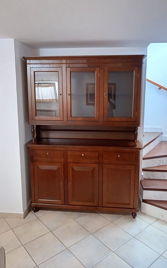 Arredamento classico: vetrina 3 porte noce scuro con credenza base