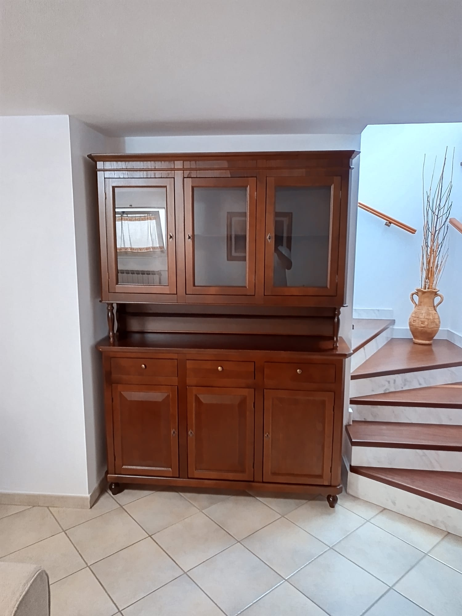 Vetrina 3 porte con credenza in legno noce scuro, stile arte povera