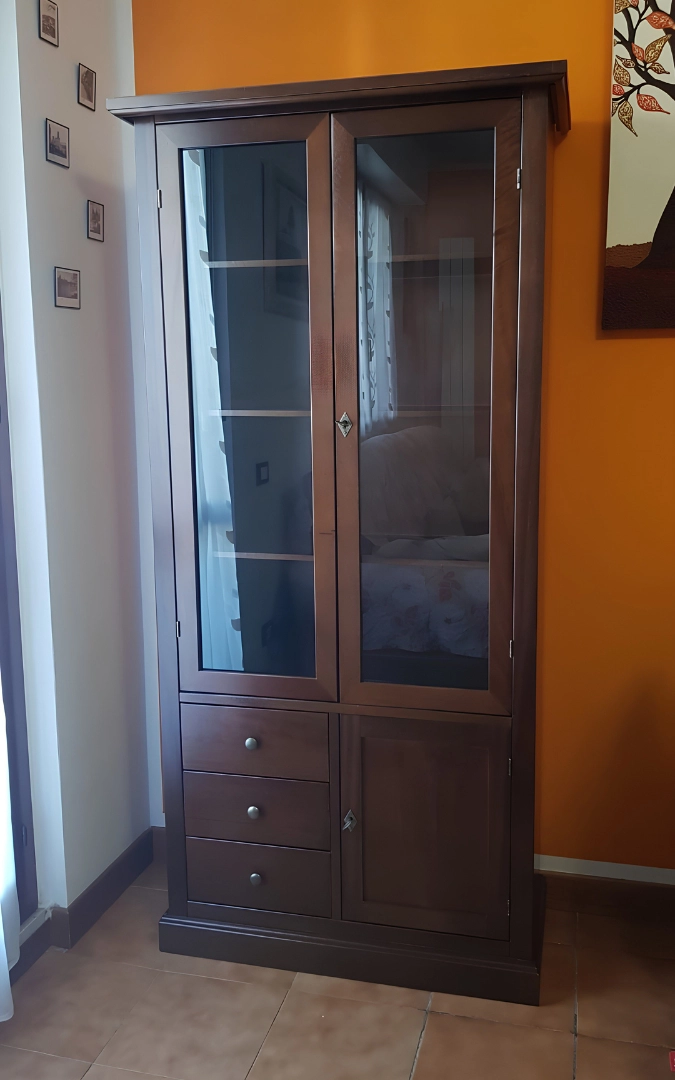 Mobile vetrina cristalliera in legno di noce in stile arte povera con 3 cassetti e vano inferiore