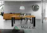 Tavolo con top in rovere nodato e gambe in metallo - Marca Design