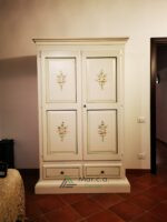 Armadio Shabby Chic con cappello dritto