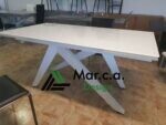 Tavolo con base in metallo e piano in vetro bianco - Marca Design