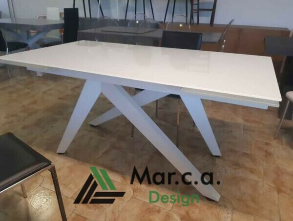 Tavolo con base in metallo e piano in vetro bianco - Marca Design