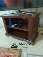 Mobile porta TV classico in legno massello con finitura noce scuro e due vani spaziosi per organizzare dispositivi multimediali.