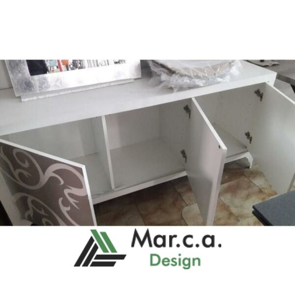 Credenza in Laminato Con 3 Ante che Presentano dei Graziosi Decori