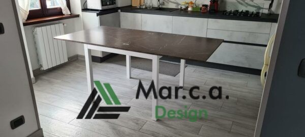 Tavolo con base in metallo e piano effetto marmo - Marca Design